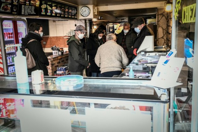 A Paris, la police à l'affût des commerçants récalcitrants aux mesures anti-Covid