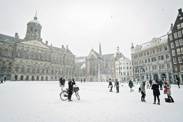 Les Pays-Bas frappés par leur première tempête de neige en 10 ans, l'Europe grelotte