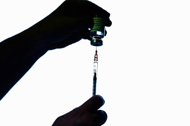 Covid-19: l'OMS examine le vaccin d'AstraZeneca, questions sur son efficacité