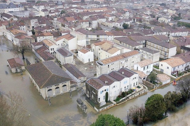 Inondations: à Saintes, la Charente a atteint son pic, décrue attendue mardi