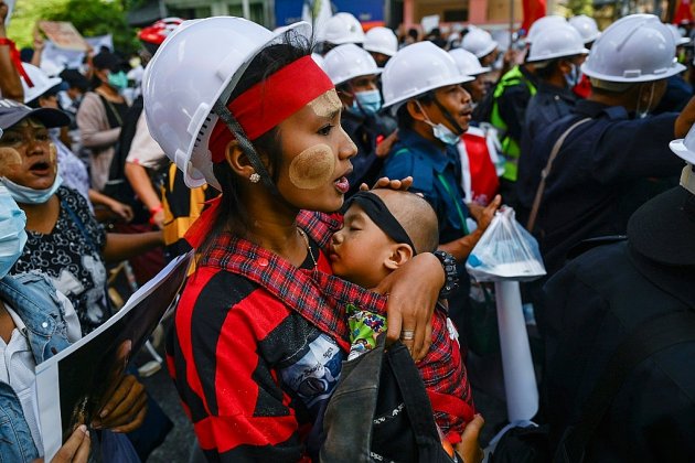 Les Birmans par dizaines de milliers dans la rue au 5e jour de mobilisation