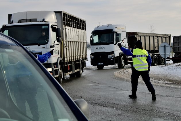 [Vidéo] Orne. Plus de 60 camions en direction de la Bretagne bloqués sur les routes