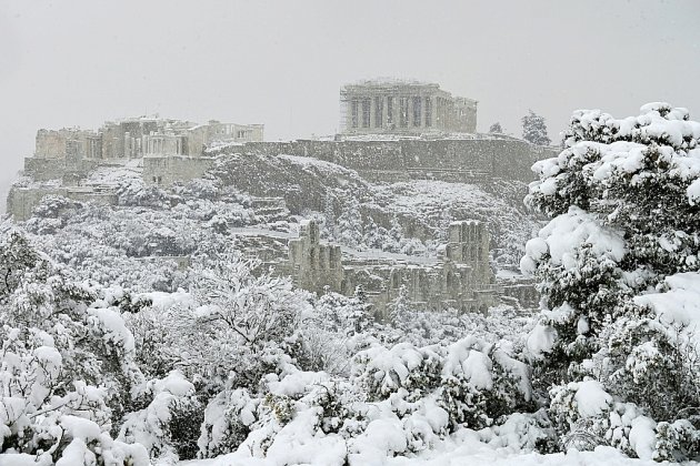 Athènes sous un manteau neigeux exceptionnel