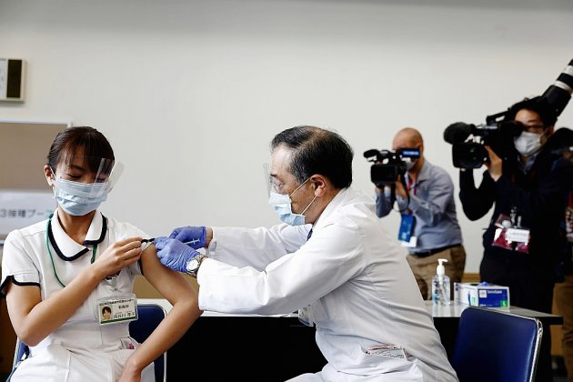 Virus: premières vaccinations au Japon, chute du nombre de cas dans le monde