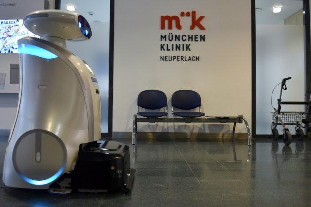 Franzi, le robot nettoyeur qui converse et chante en allemand