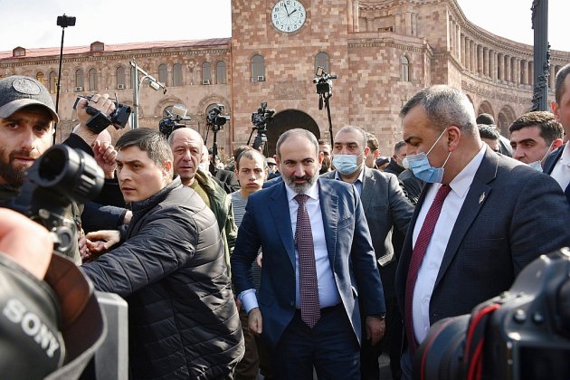 Le Premier ministre dénonce une tentative de putsch, les Arméniens dans la rue