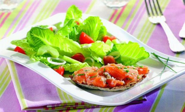 Recette : salade estivale et toast au saumon mariné
