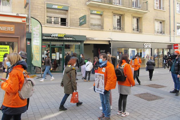 Caen. Manifestation contre la souffrance animale devant le restaurant Subway
