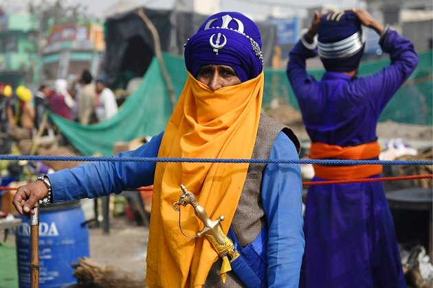 Inde: les guerriers du Nihang, chevalerie sikh, veillent sur la fronde des agriculteurs