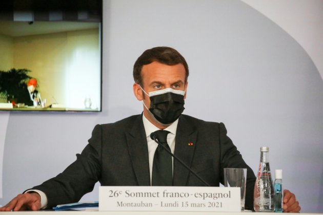 La France suspend l'utilisation du vaccin AstraZeneca jusqu'à un avis européen mardi, annonce Macron
