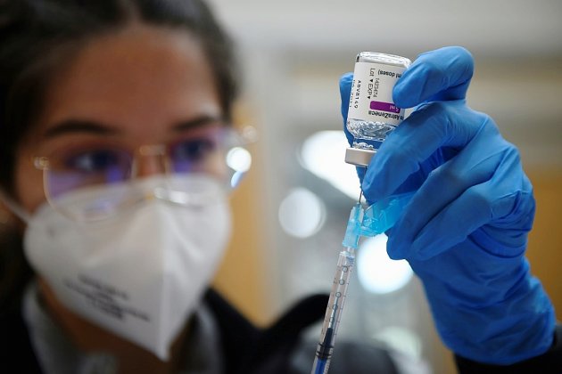Pandémie: plusieurs pays reprennent la vaccination avec AstraZeneca, la France se reconfine
