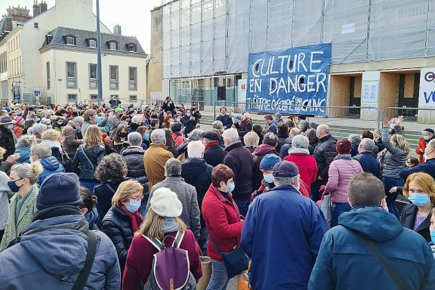 Cherbourg-en-Cotentin. Des centaines de personnes en soutien à la culture devant le théâtre
