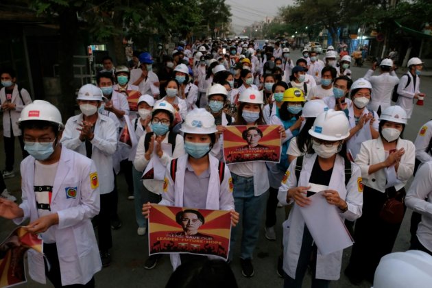 Birmanie: manifestation à l'aube à Mandalay au lendemain de la mort de huit personnes