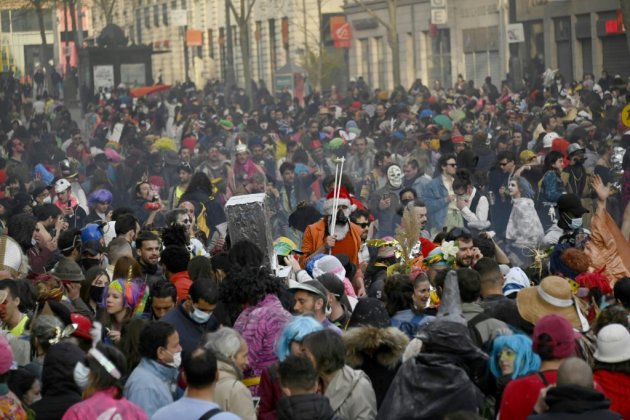 Carnaval à Marseille: neuf interpellations, Beauvau dénonce un rassemblement "inacceptable"