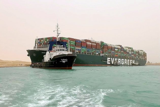 Canal de Suez: optimisme mais efforts de déblocage encore vains