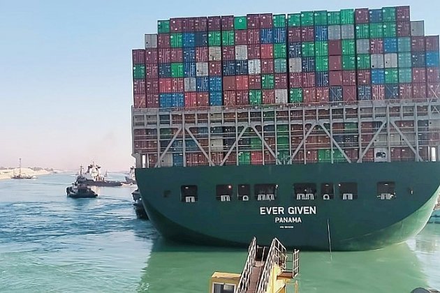 Canal de Suez: le porte-conteneurs Ever Given remis à 80% dans la "bonne direction"