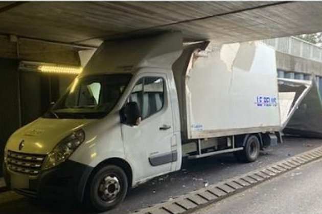 Rouen. Un camion s'encastre trémie de la Motte, la circulation coupée