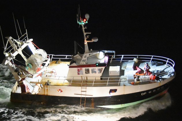 Dieppe. Cinq marins-pêcheurs secourus après une voie d'eau sur leur navire