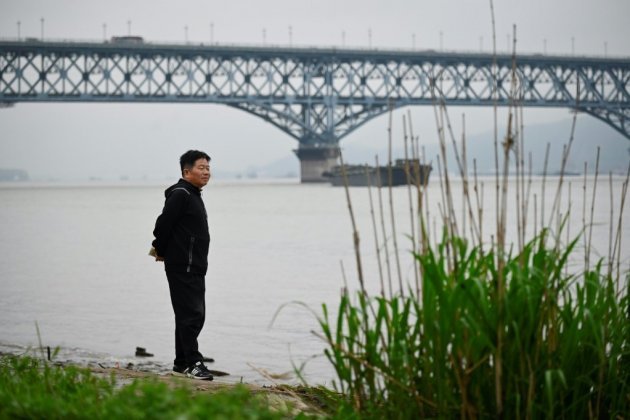 En Chine, un "ange" veille sur le "pont des suicidés"