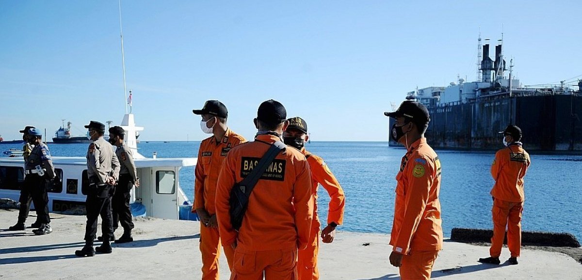 Recherches intensives pour retrouver un sous-marin indonésien avec 53 personnes à bord