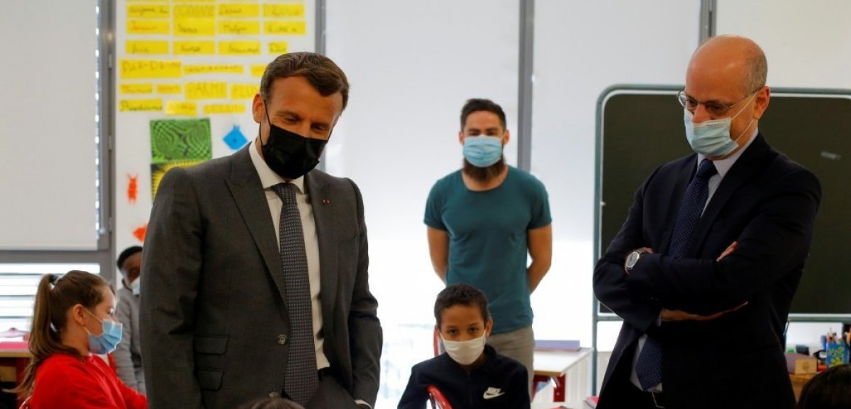 En visite dans une école, Macron évoque un futur assouplissement du couvre-feu