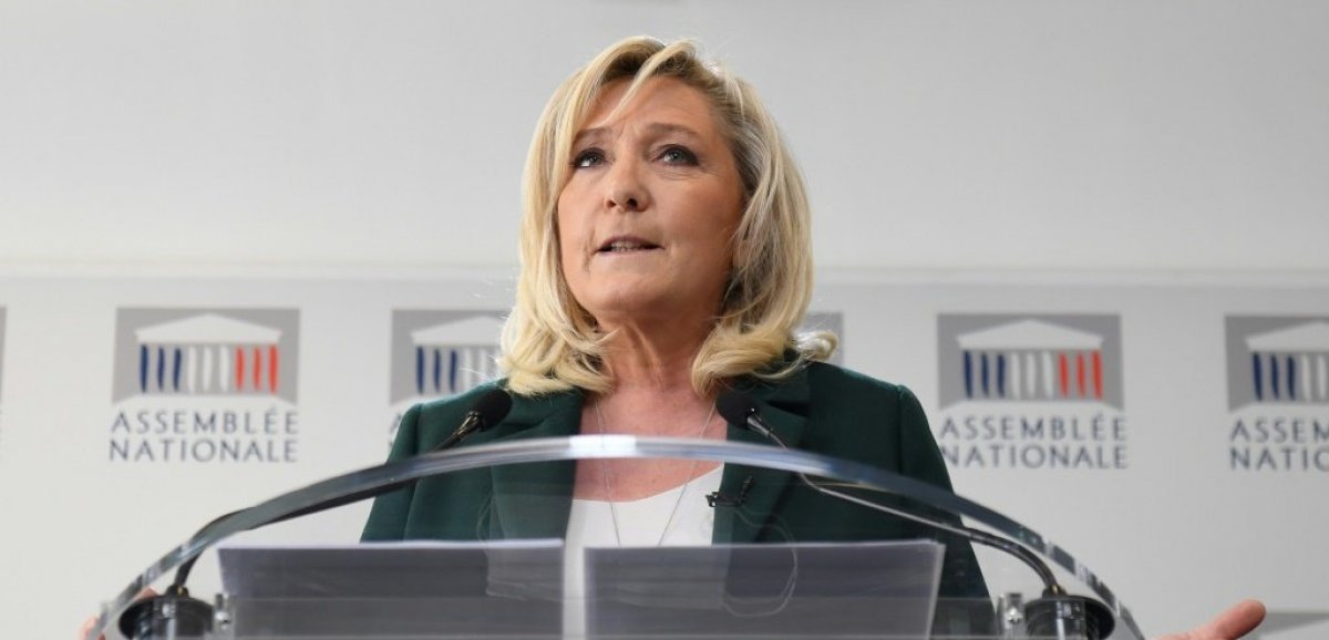 Tribune de militaires: Marine Le Pen accusée de revenir sur le chemin de son père