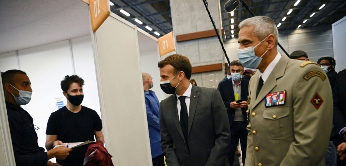 Covid: Macron accélère le calendrier pour vacciner "à marche forcée"