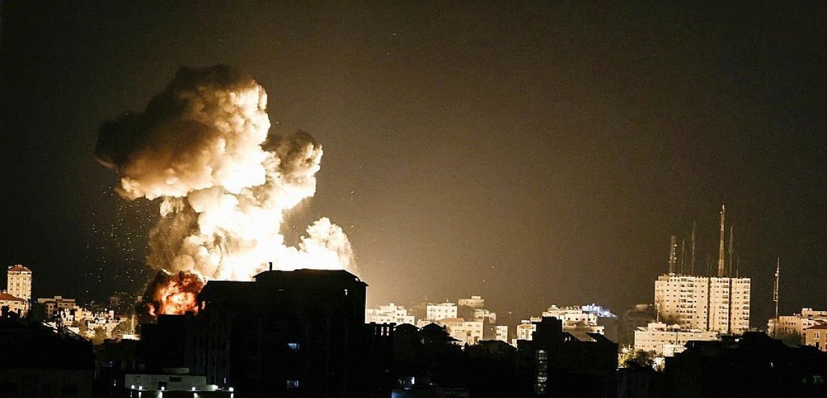 Israël intensifie ses raids à Gaza, combat des émeutes sur son sol