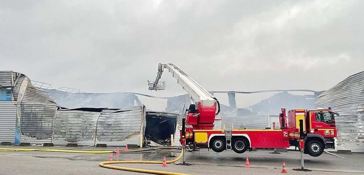 [Vidéo] Harfleur. Un entrepôt abritant des entreprises détruit par un incendie