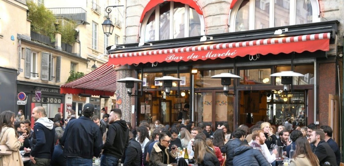 "On veut juste travailler": à Paris les restaurateurs s'arrangent un peu avec les règles pour rouvrir