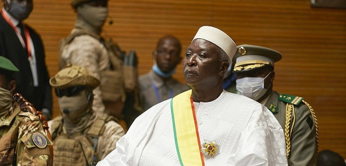 Nouvelle crise au Mali: les militaires arrêtent le président et le Premier ministre de transition