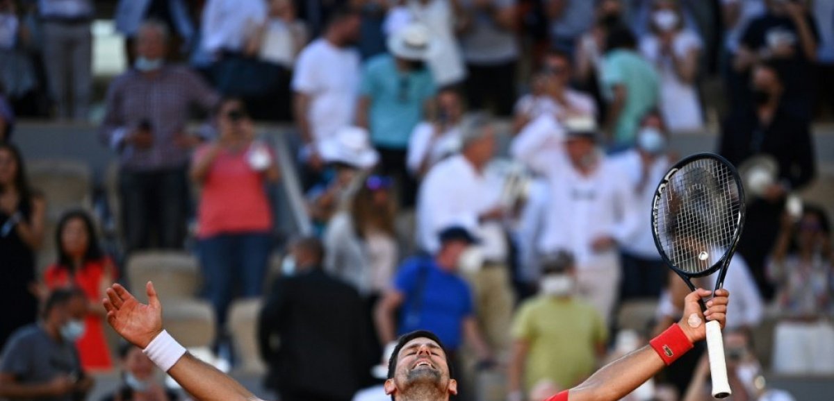 Roland-Garros: Djokovic renverse Tsitsipas et s'offre son 19e titre en Grand Chelem