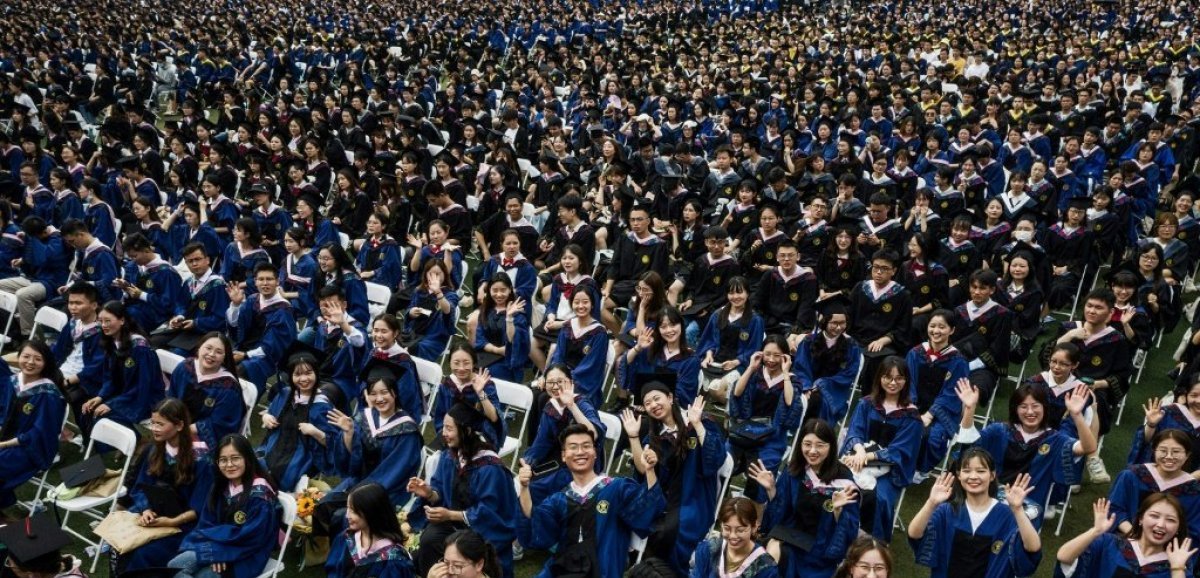 Chine: méga-remise de diplômes à Wuhan, un an après la quarantaine