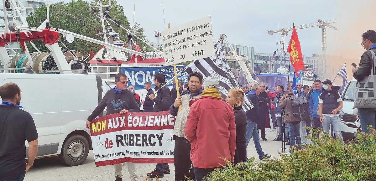 [Photos + vidéo] Caen. Projet d'éoliennes en mer : des centaines de pêcheurs manifestent