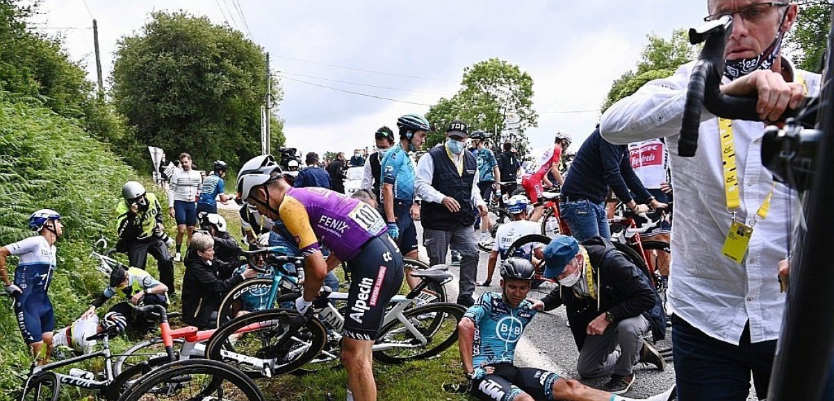 Tour de France: la spectatrice à l'origine d'une chute massive "présentée au parquet"