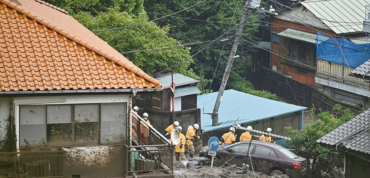 Les secouristes cherchent des survivants après la coulée de boue au Japon