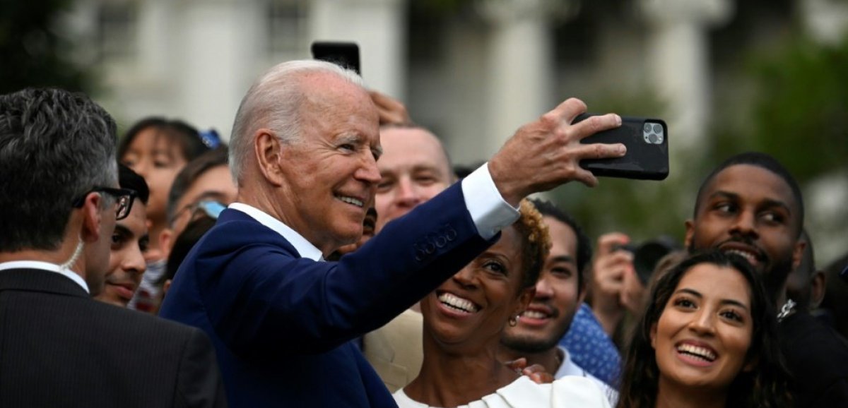 Face au virus, Biden célèbre une victoire, pas la fin de la guerre