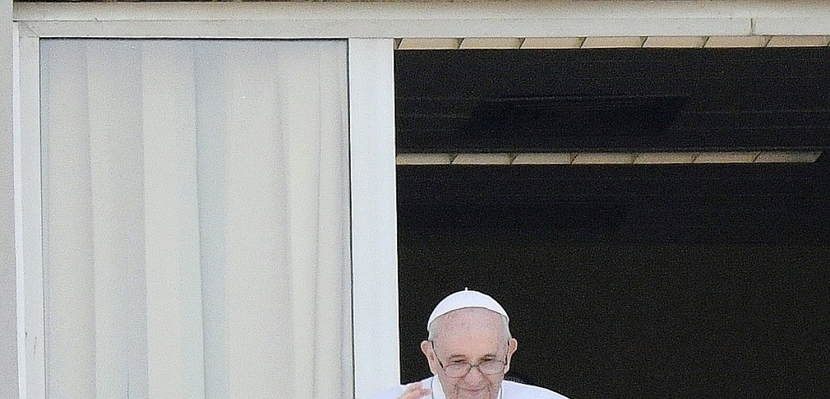 Le pape salue les  fidèles depuis un balcon de son hôpital