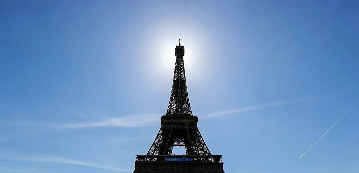 "La Dame est prête": la Tour Eiffel sort enfin d'une longue nuit