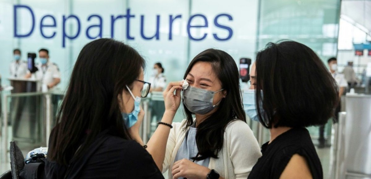 A l'aéroport de Hong Kong, un exode vers la liberté dans les sanglots et l'émotion