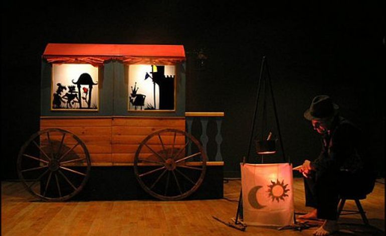 Les marionnettes font revivre un conte tsigane au Théâtre du Présent