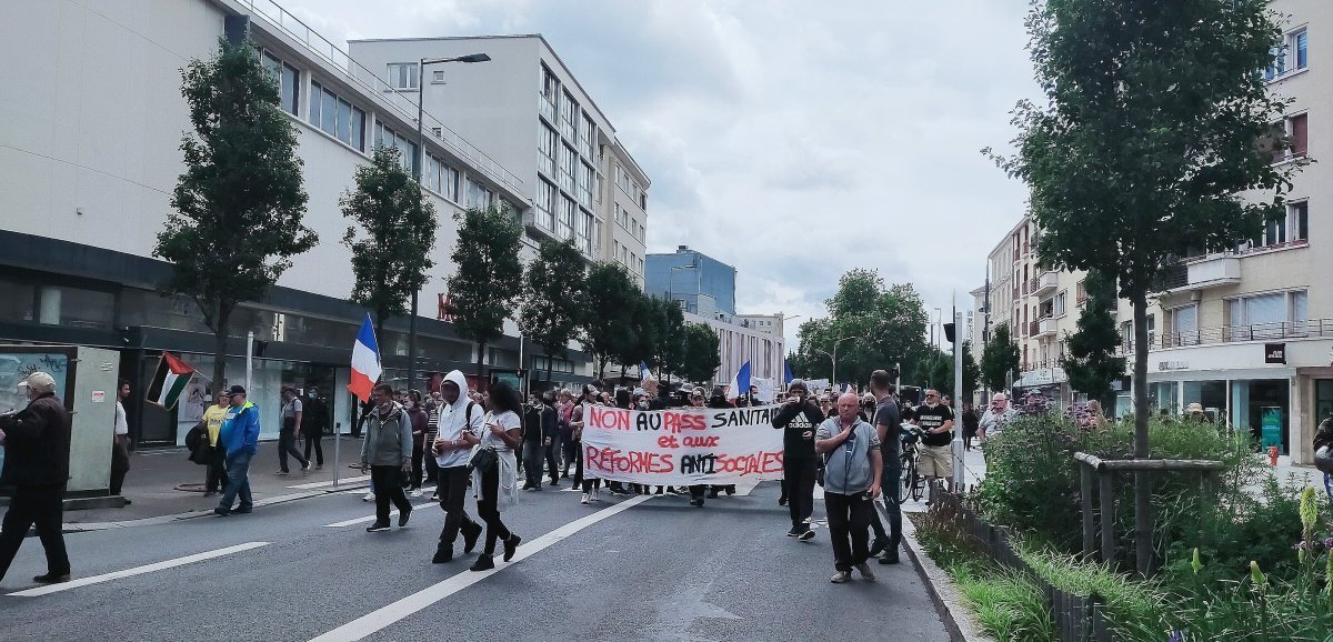 [Photos] Caen. Pass sanitaire : les manifestants tiennent le cap