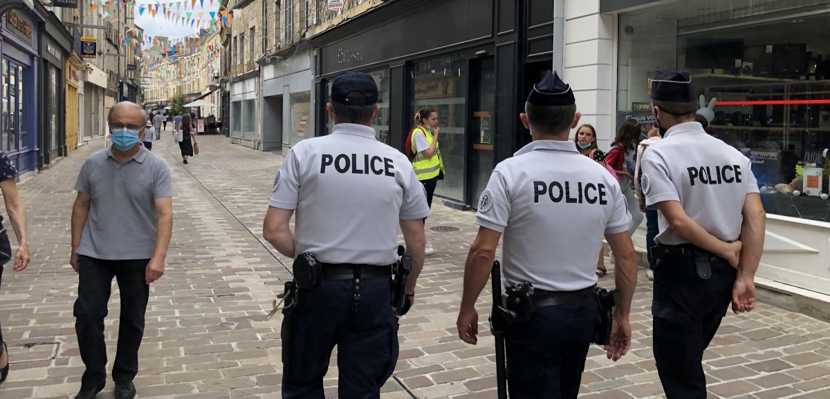 [Reportage]. La police contrôle le pass sanitaire à Alençon