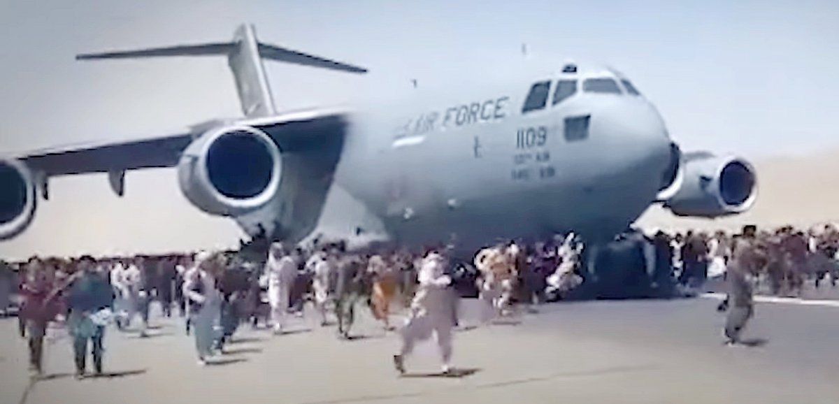 Afghanistan. Les civils fuient le pays : scènes de chaos à l'aéroport de Kaboul