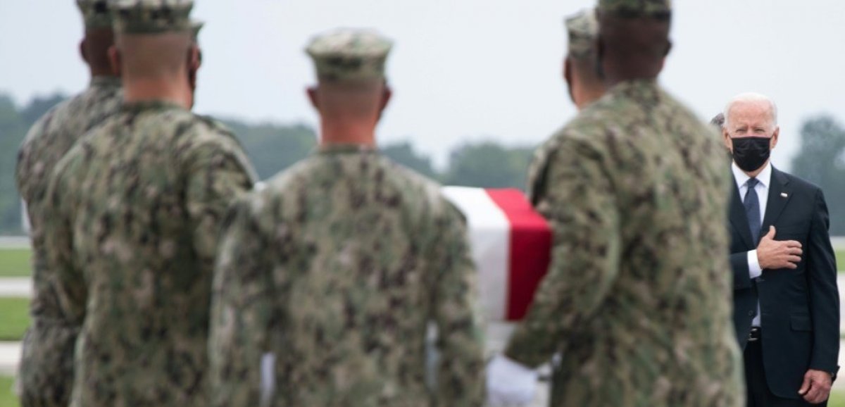 Assailli de critiques, Biden se recueille devant les militaires tués en Afghanistan