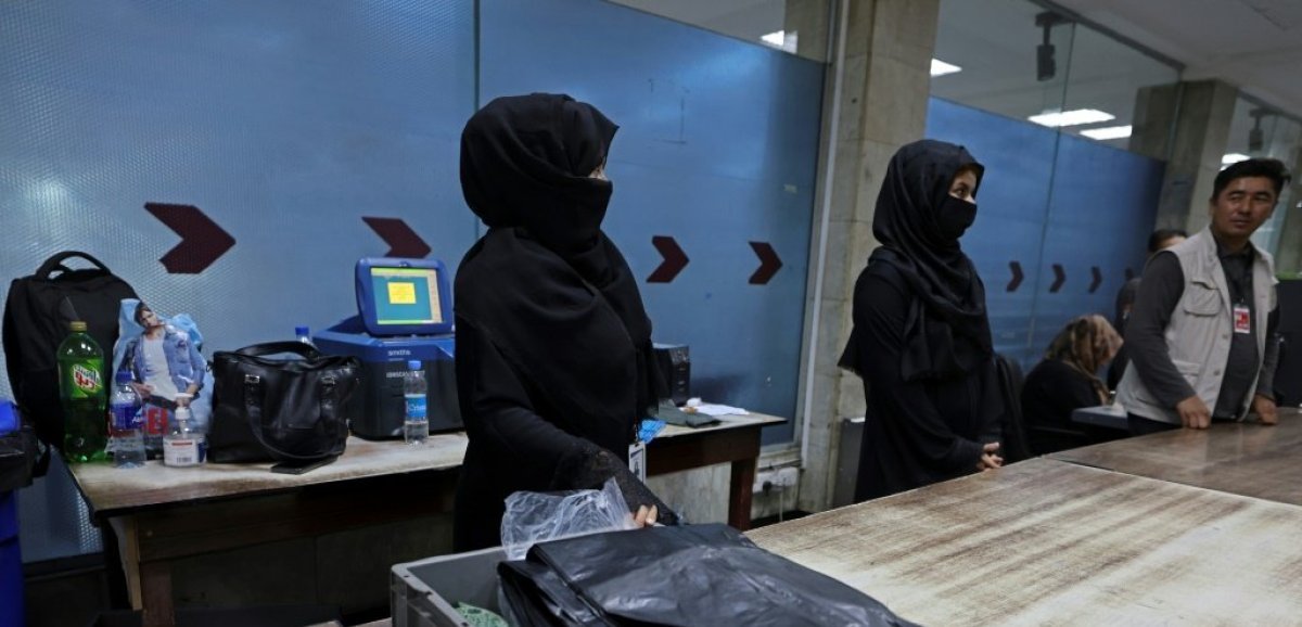 A l'aéroport de Kaboul, les "dernières femmes" retravaillent malgré la peur