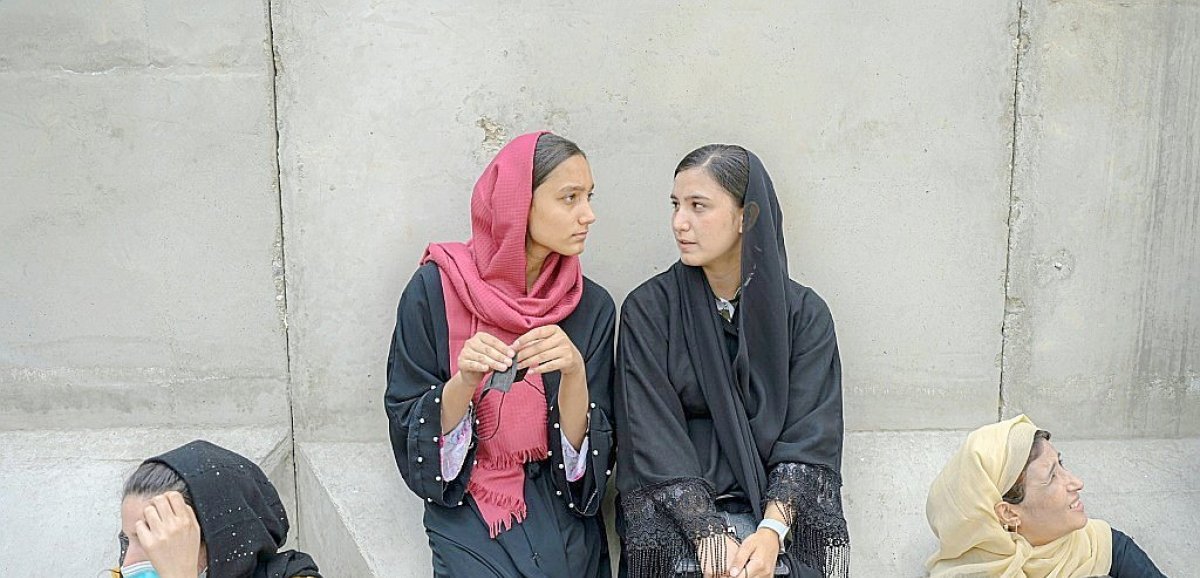Afghanistan: les talibans laissent les collégiennes et lycéennes revenir en cours