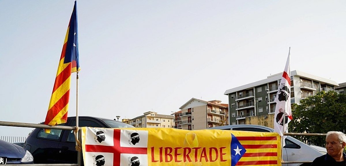 Carles Puigdemont dans l'attente de son passage devant la justice italienne