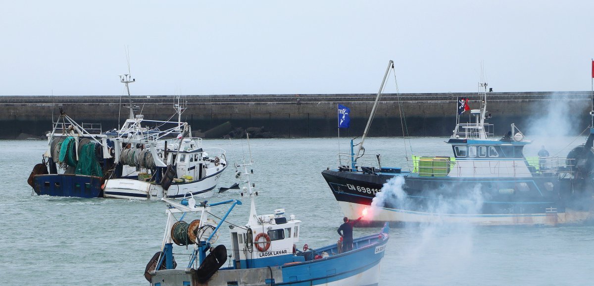 [Photos+vidéos] Le Havre. Inquiets par les éoliennes offshore, les pêcheurs manifestent