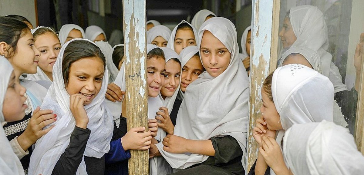 Des filles de retour au collège et au lycée dans une province afghane